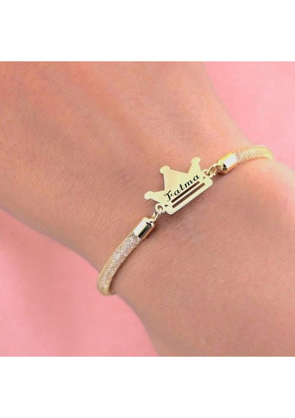 Fatma İsmine Özel Hasır Kordonlu Taç Figürlü 14 Ayar Altın Plakalı Hediye Bileklik-464İsim fırsatları