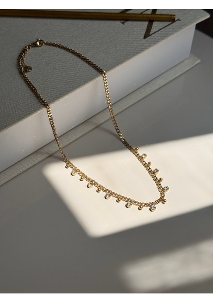 Taş Detaylı Sallantılı Top Figürlü Çelik Kolye – Altın Kaplama Kadın Takı