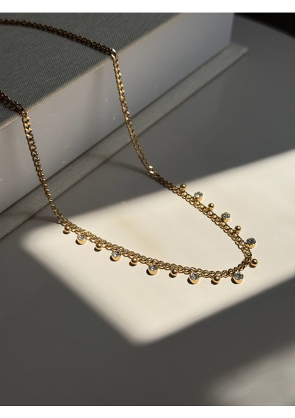 Taş Detaylı Sallantılı Top Figürlü Çelik Kolye – Altın Kaplama Kadın Takı fiyatları