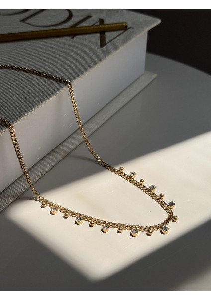 Taş Detaylı Sallantılı Top Figürlü Çelik Kolye – Altın Kaplama Kadın Takı modelleri