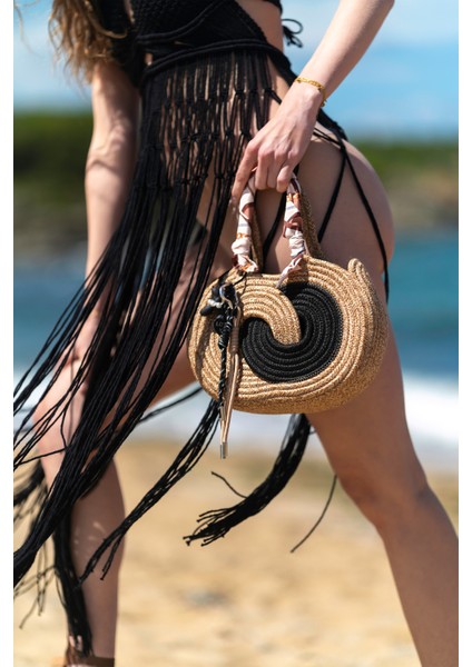 Kısa Saplı Hasır Kadın Çanta – Charm & Fular Detaylı – El Yapımı – Yazlık – Günlük & Plaj Kullanımı fiyatları