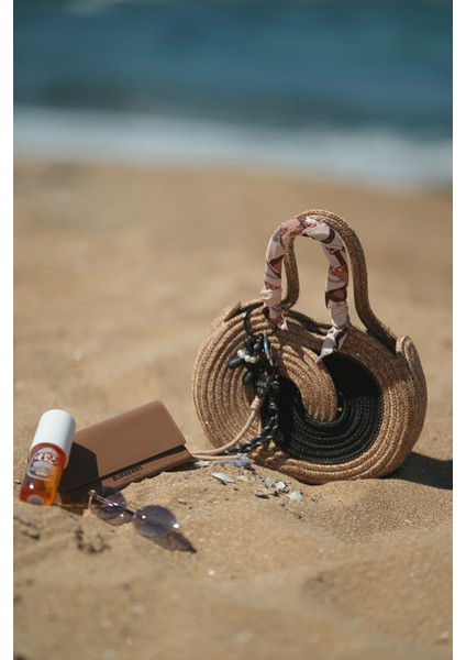 Kısa Saplı Hasır Kadın Çanta – Charm & Fular Detaylı – El Yapımı – Yazlık – Günlük & Plaj Kullanımı modelleri