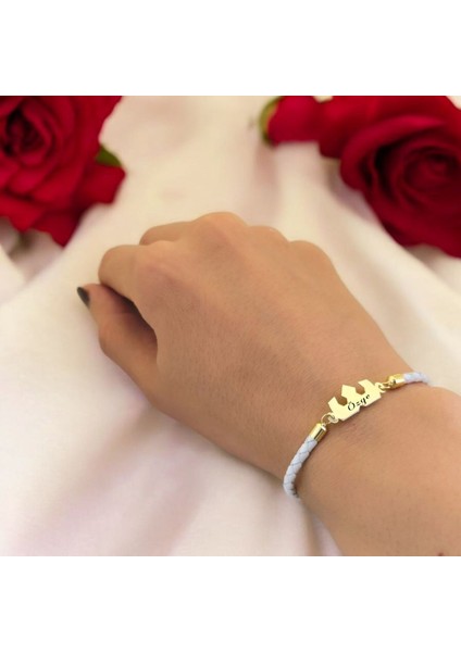 Özge İsmine Özel Doğal Beyaz Derili Taç Motifli 14 Ayar Altın Plakalı Hediye Bileklik-465İsim