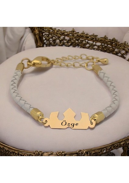 Özge İsmine Özel Doğal Beyaz Derili Taç Motifli 14 Ayar Altın Plakalı Hediye Bileklik-465İsim fiyatları