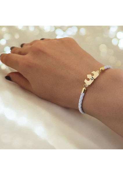 M Harfine Özel Doğal Beyaz Derili Taç Motifli 14 Ayar Altın Plakalı Hediye Bileklik-465Harf