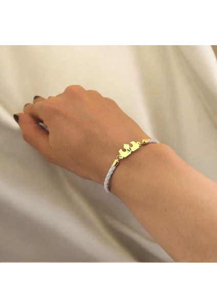 M Harfine Özel Doğal Beyaz Derili Taç Motifli 14 Ayar Altın Plakalı Hediye Bileklik-465Harf fırsatları