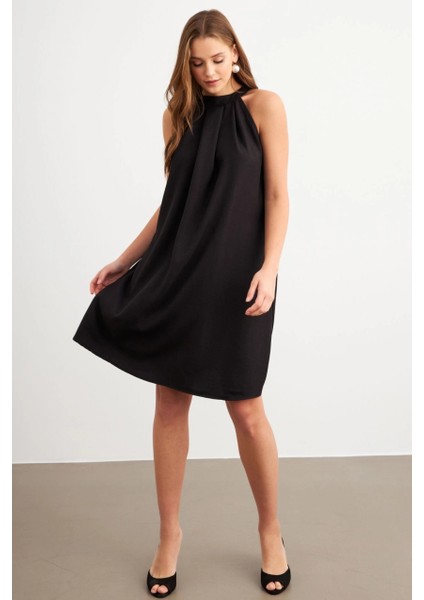 Kadın Siyah Halter Yaka Midi Elbise NH5029