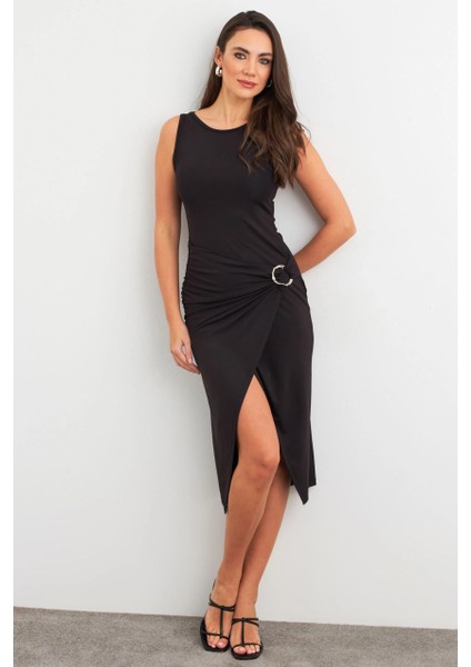 Kadın Siyah Toka Aksesuarlı Yırtmaçlı Midi Elbise EY3023