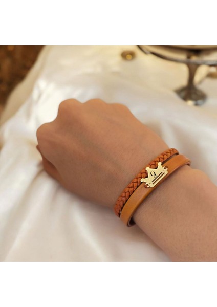 G Harfine Özel Taç Motifli 14 Ayar Altın Plakalı Kahverengi Derili Hediye Bileklik-467Harf
