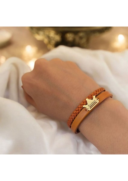 Fatma İsmine Özel Kahverengi Derili Taç Motifli 14 Ayar Altın Plakalı Hediye Bileklik-467İsim