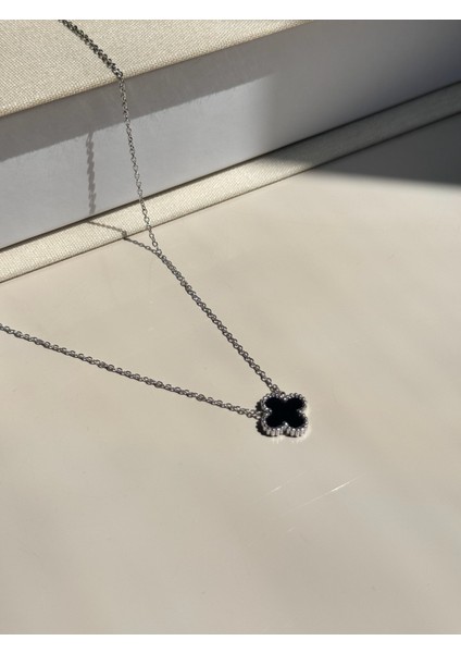 Siyah Yonca Figürlü Gümüş Renk Çelik Kolye – Minimal ve Asil Dokunuş