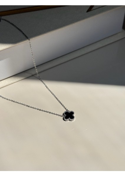 Siyah Yonca Figürlü Gümüş Renk Çelik Kolye – Minimal ve Asil Dokunuş