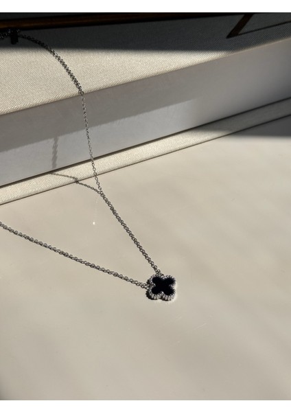 Siyah Yonca Figürlü Gümüş Renk Çelik Kolye – Minimal ve Asil Dokunuş