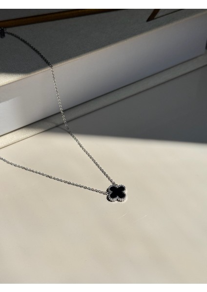 Siyah Yonca Figürlü Gümüş Renk Çelik Kolye – Minimal ve Asil Dokunuş