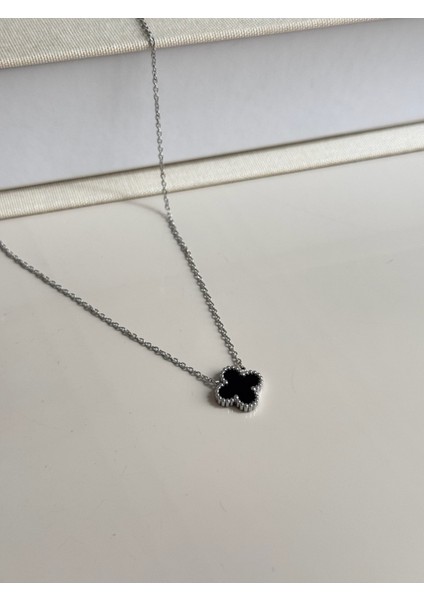 Siyah Yonca Figürlü Gümüş Renk Çelik Kolye – Minimal ve Asil Dokunuş