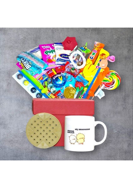 Anılarla Dolu Kırmızı Hediye Kutusu ve Hiç Bırakmadan Kocaman Sarılalım Yazılı Kupa Bardak