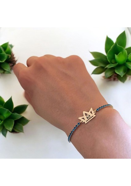 Aile Temalı Mavi Taş Desenli Taç Figürlü 14 Ayar Altın Plakalı Hediye Bileklik-466SEMBOL