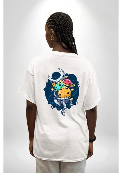 Gezegen Taşıyan Astronot Yıldız Toplama Macerası Beyaz Oversize Kadın Erkek Ön ve Sırt Baskılı Tişört indirimleri