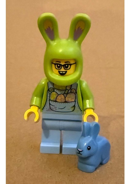 Orjinal LEGO Minifigür Easter Egg Hunt Fan With Blue Rabbit