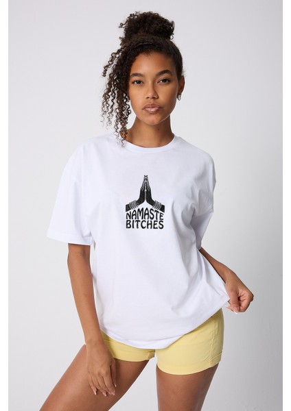 Yoga Temalı Namaste Baskılı Oversize Pamuklu Beyaz Kadın T-Shirt fırsatları