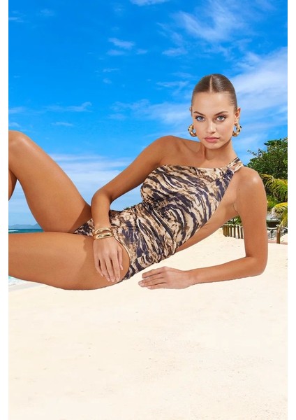 Drape Tek Omuz Mayo Banyo Kıyafeti Ergonomik Kesim Su Sporları Için Yaz Koleksiyonu modelleri