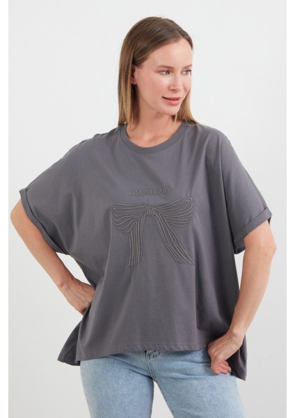 Yazı ve Fiyonk Nakışlı Oversize Tişört