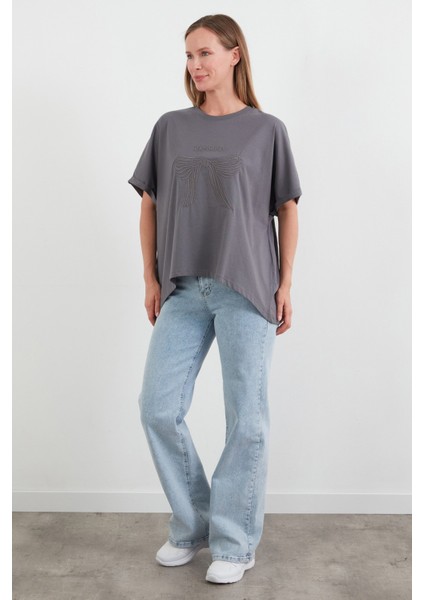 Yazı ve Fiyonk Nakışlı Oversize Tişört modelleri