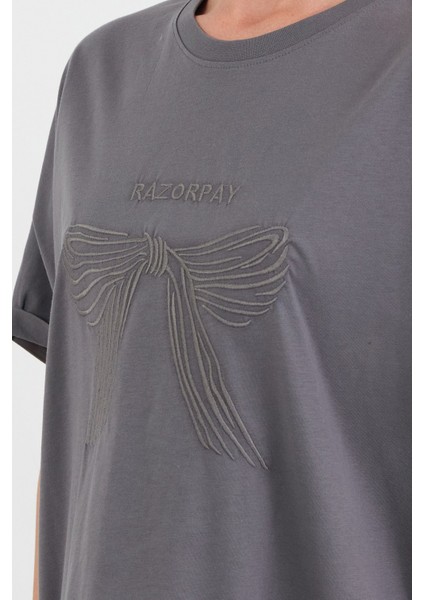 Yazı ve Fiyonk Nakışlı Oversize Tişört indirimleri