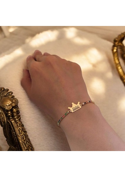 Pelin İsmine Özel Taç Motifli 14 Ayar Altın Plakalı Renkli Taş Desenli Hediye Bileklik-489İsim