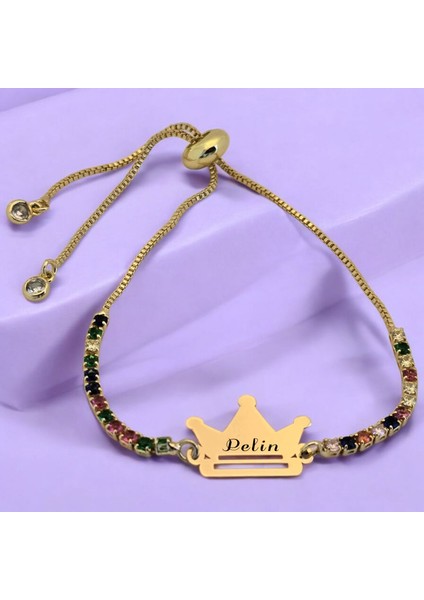 Pelin İsmine Özel Taç Motifli 14 Ayar Altın Plakalı Renkli Taş Desenli Hediye Bileklik-489İsim fiyatları