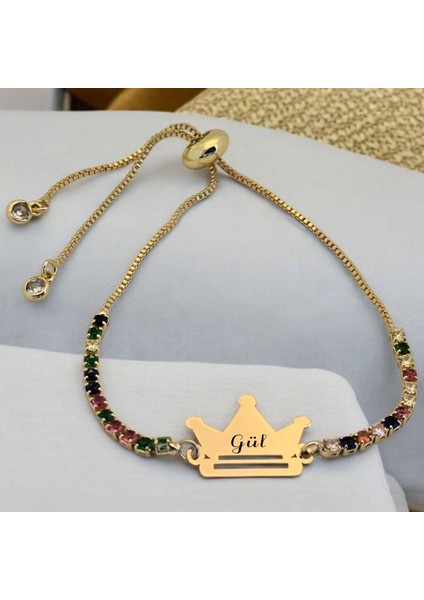 Gül İsmine Özel 14 Ayar Altın Plakalı Renkli Taş Desenli Taç Motifli Hediye Bileklik-489İsim fiyatları