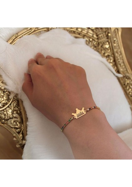 Seda İsmine Özel Renkli Taş Desenli Taç Motifli 14 Ayar Altın Plakalı Hediye Bileklik-489İsim