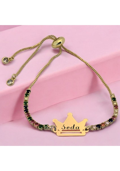 Seda İsmine Özel Renkli Taş Desenli Taç Motifli 14 Ayar Altın Plakalı Hediye Bileklik-489İsim fiyatları