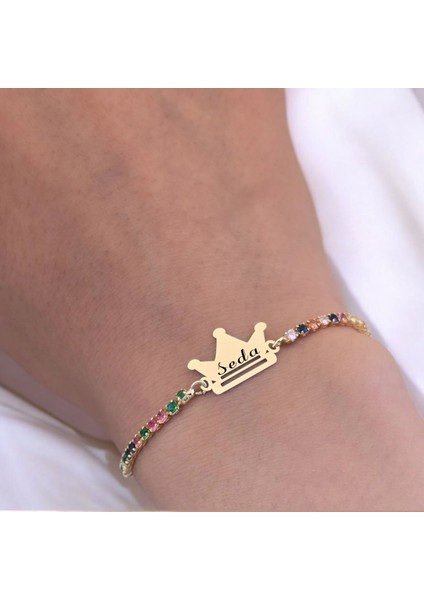 Seda İsmine Özel Renkli Taş Desenli Taç Motifli 14 Ayar Altın Plakalı Hediye Bileklik-489İsim indirimleri
