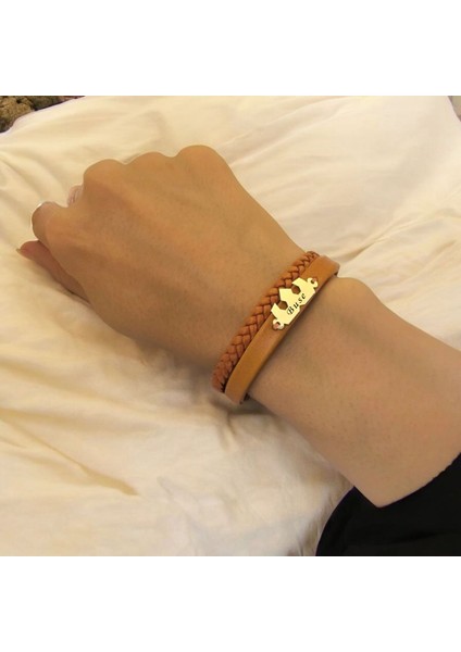 Buse İsmine Özel 14 Ayar Altın Plakalı Kahverengi Derili Taç Motifli Hediye Bileklik-491 İsim fırsatları