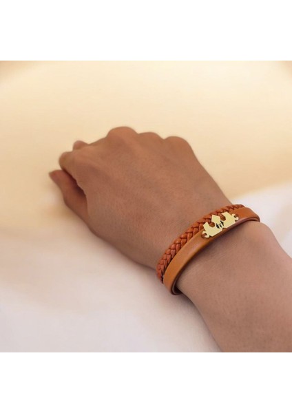 Aile Temalı Kahverengi Derili Taç Motifli 14 Ayar Altın Plakalı Hediye Bileklik-491 Sembol