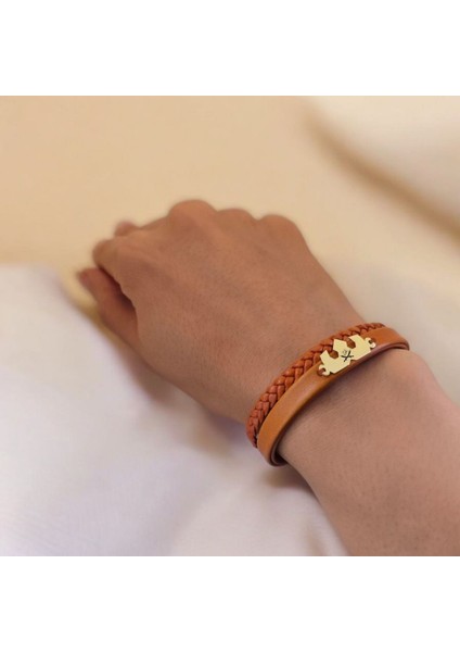 Hz Ali Temalı Kahverengi Derili Taç Motifli 14 Ayar Altın Plakalı Hediye Bileklik-491 Sembol