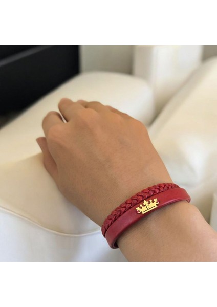 C Harfine Özel 14 Ayar Altın Plakalı Koyu Kırmızı Derili Taç Motifli Hediye Bileklik-493Harf