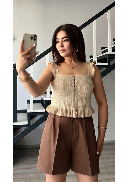 Bej Fırfırlı Düğmeli Bluz