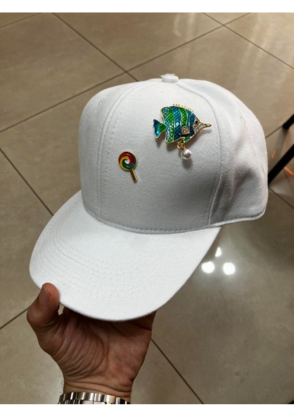 Pin Detaylı Beyaz Şapka - %100 Pamuk Snapback Cap modelleri