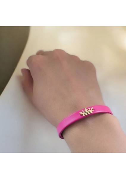 Merve İsmine Özel Taç Motifli 14 Ayar Altın Plakalı Doğal Pembe Derili Hediye Bileklik-495İsim