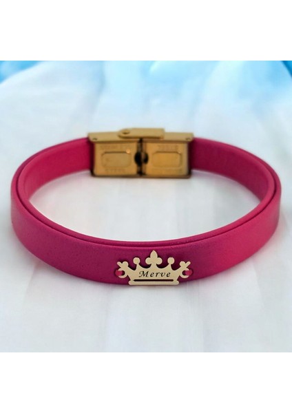 Merve İsmine Özel Taç Motifli 14 Ayar Altın Plakalı Doğal Pembe Derili Hediye Bileklik-495İsim fiyatları