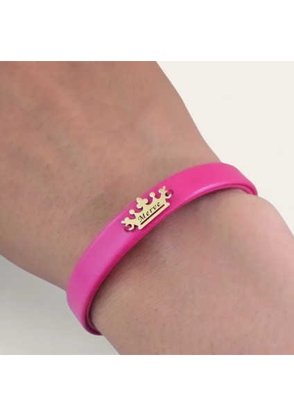Merve İsmine Özel Taç Motifli 14 Ayar Altın Plakalı Doğal Pembe Derili Hediye Bileklik-495İsim indirimleri