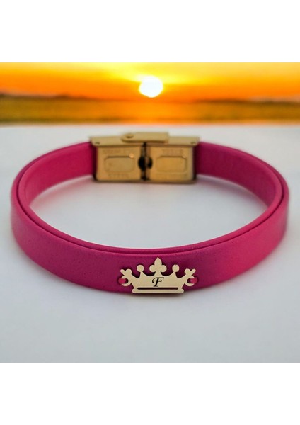 F Harfine Özel Doğal Pembe Derili Taç Motifli 14 Ayar Altın Plakalı Hediye Bileklik-495Harf fiyatları