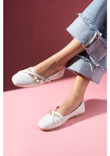 Kadın Rugan Çapraz Biye ve Toka Detaylı Babet - Beyaz - 39 fiyatları