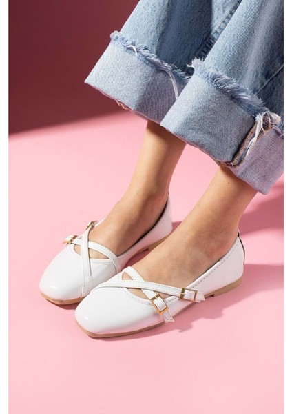 Kadın Rugan Çapraz Biye ve Toka Detaylı Babet - Beyaz - 39 fırsatları