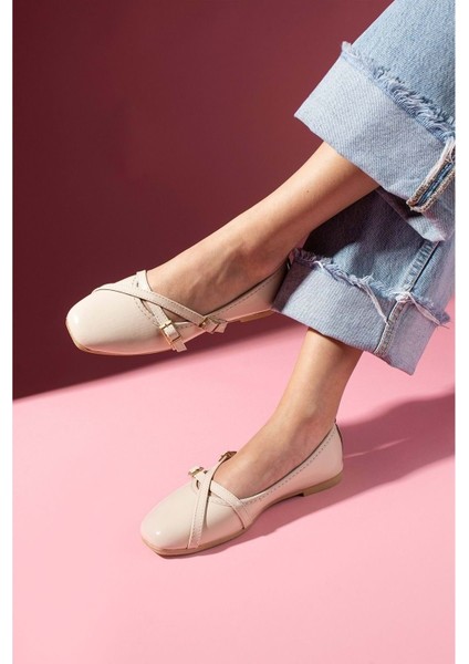 Kadın Rugan Çapraz Biye ve Toka Detaylı Babet - Krem - 37 fiyatları