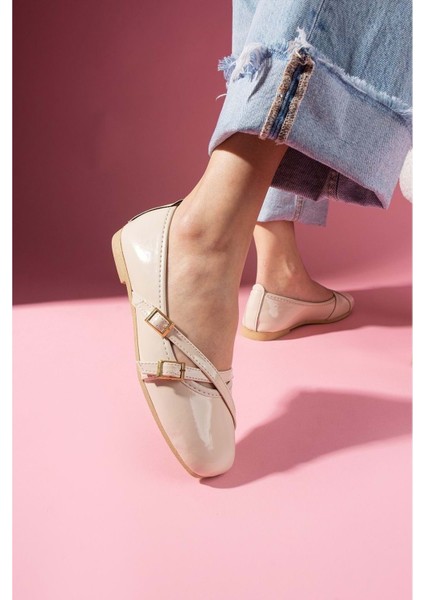 Kadın Rugan Çapraz Biye ve Toka Detaylı Babet - Krem - 37 fırsatları