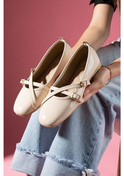 Kadın Rugan Çapraz Biye ve Toka Detaylı Babet - Krem - 39