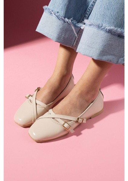 Kadın Rugan Çapraz Biye ve Toka Detaylı Babet - Krem - 39 modelleri